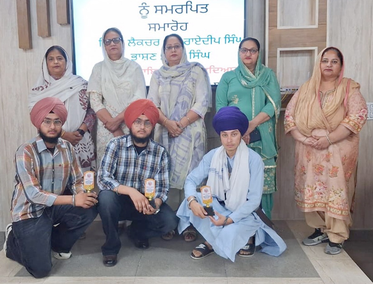 Khalsa Saajna Diwas celebration held at Khalsa College.